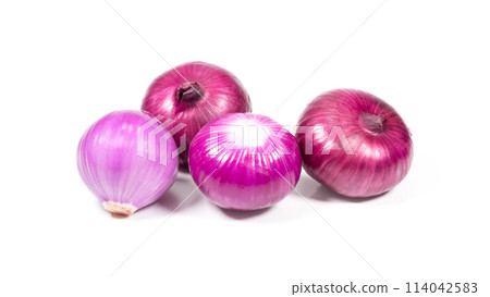 Red whole onion isolated on white background 114042583