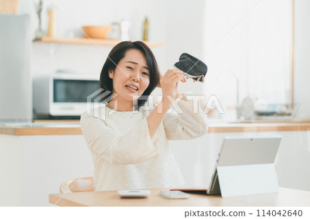 lack of money, female, females 114042640