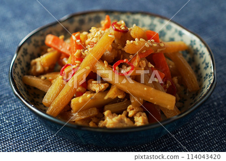 金比拉牛蒡配雞肉碎 114043420