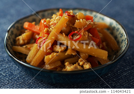 Kinpira Burdock with Minced Chicken 114043421