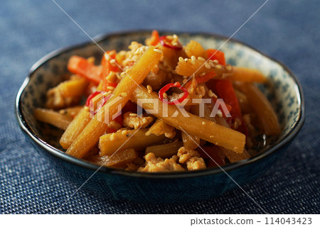 金比拉牛蒡配雞肉碎 114043423