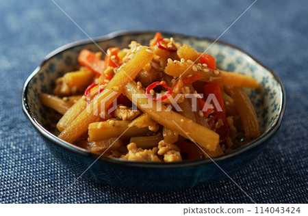 金比拉牛蒡配雞肉碎 114043424