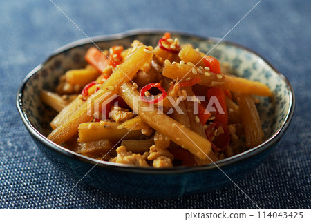 金比拉牛蒡配雞肉碎 114043425