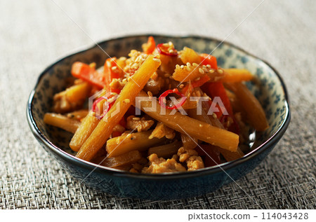 金比拉牛蒡配雞肉碎 114043428