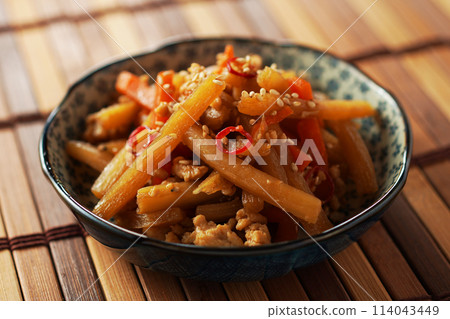 金比拉牛蒡配雞肉碎 114043449