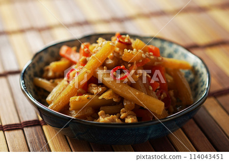 Kinpira Burdock with Minced Chicken Kinpira Burdock with Minced Chicken 114043451