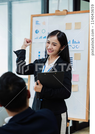 Business woman present business strategy plan to corporate colleagues in the office 114043659
