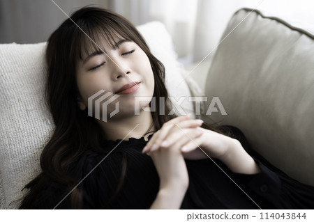 年輕女子躺在沙發上放鬆 114043844