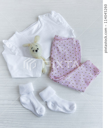 Set of baby bodysuits, pants, socks and knitted toy 114045260