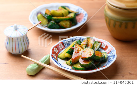 用新鮮黃瓜製作的泡菜 114045301