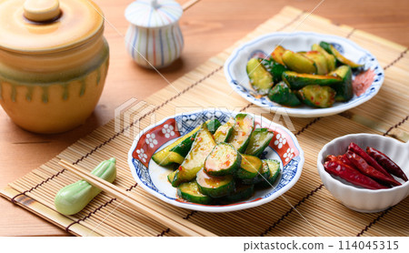 用新鮮黃瓜製作的泡菜 114045315