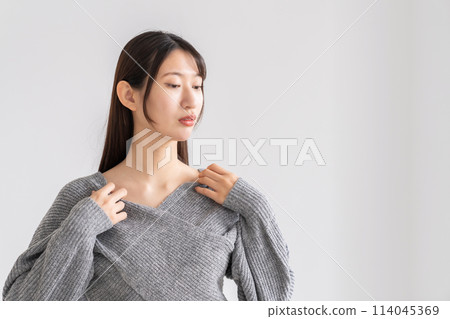 Thinking woman 114045369