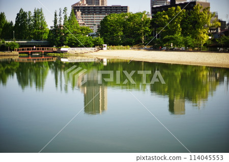A gentle scene at the river park 114045553
