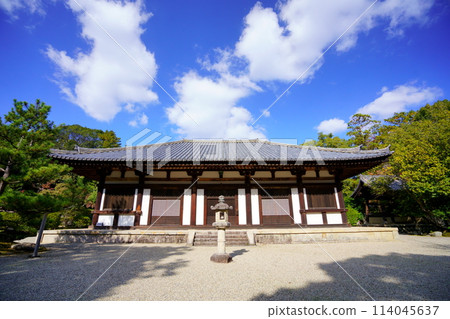 秋天的秋筱寺主殿，奈良的一座寺廟 114045637