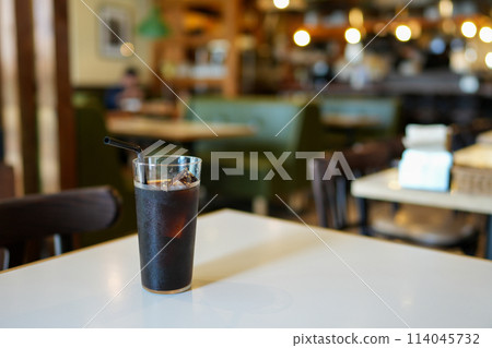 咖啡桌上的冰咖啡 114045732