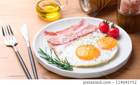 Bacon and eggs with a refreshing rosemary scent 114045752