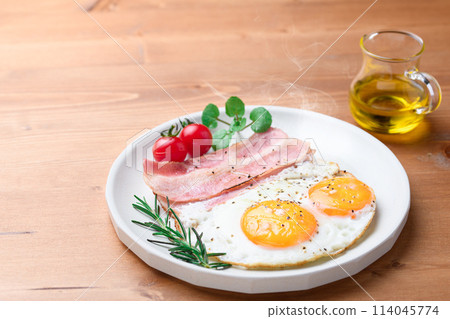 Bacon and eggs with a refreshing rosemary scent 114045774