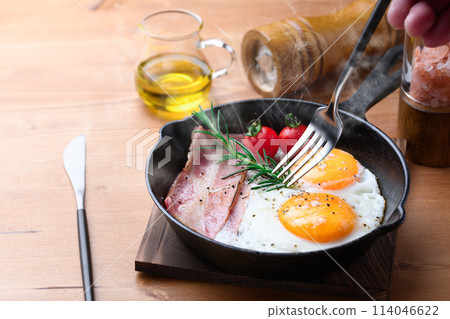 Bacon egg 114046622