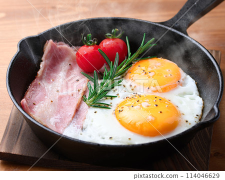 Bacon egg 114046629