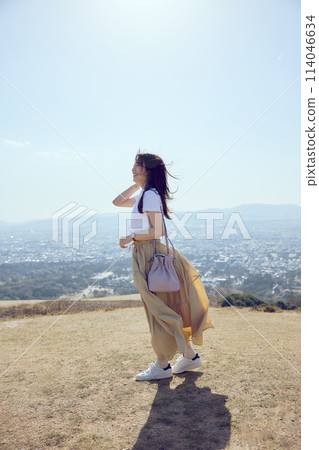 山頂上眺望遠方的女人 山頂上眺望遠方的女人 114046634