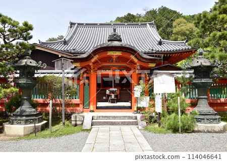 Kyoto City: The main hall and fresh greenery of Yamashina Bishamon-do Kyoto City: The main hall and fresh greenery of Yamashina Bishamon-do 114046641