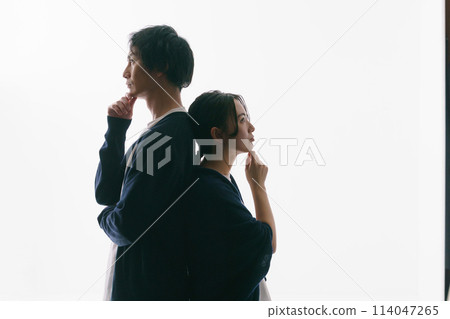 思考姿勢中的男女剪影 思考姿勢中的男女剪影 114047265