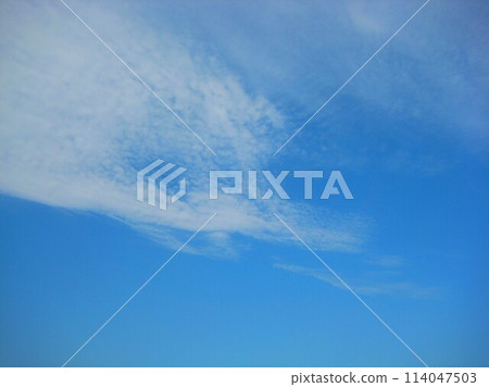 漂浮在藍天上的雲彩 漂浮在藍天上的雲彩 114047503