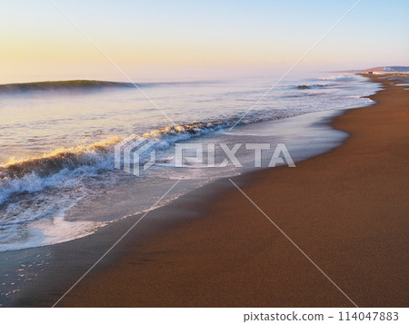 Winter at the mouth of the Tokachi River in Hokkaido: Waves crashing on the Otsu coast at dawn Winter at the mouth of the Tokachi River in Hokkaido: Waves crashing on the Otsu coast at dawn 114047883