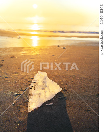 Otsu Coast with jewelry ice dyed in the morning glow at the mouth of the Tokachi River in Hokkaido in winter Otsu Coast with jewelry ice dyed in the morning glow at the mouth of the Tokachi River in Hokkaido in winter 114048348