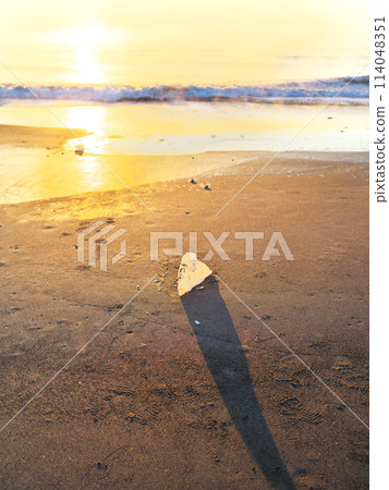 Otsu Coast with jewelry ice dyed in the morning glow at the mouth of the Tokachi River in Hokkaido in winter Otsu Coast with jewelry ice dyed in the morning glow at the mouth of the Tokachi River in Hokkaido in winter 114048351