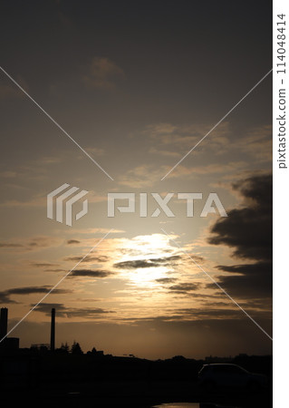 通過雲層中的差距看到的日落 通過雲層中的差距看到的日落 114048414