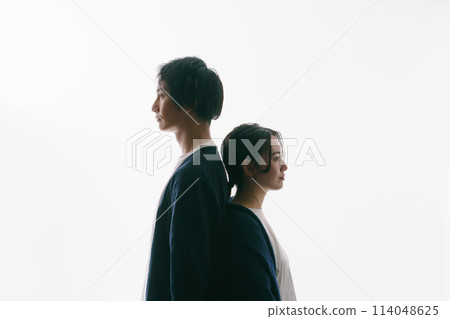 男女背靠背的剪影 男女背靠背的剪影 114048625
