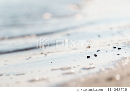 海水的退潮、柔和的光線和石頭 114048726