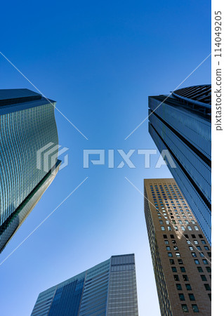 日本東京城市景觀 — 辦公區仰望摩天大樓的風景 114049205