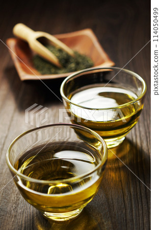 Cold green tea and tea leaves 114050499