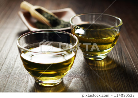 Cold green tea and tea leaves 114050522