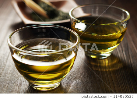 Cold green tea and tea leaves 114050525