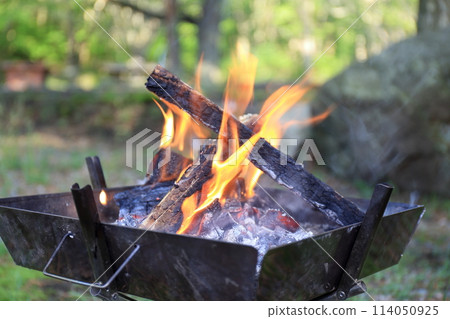 春季露營營火台上的營火 114050925