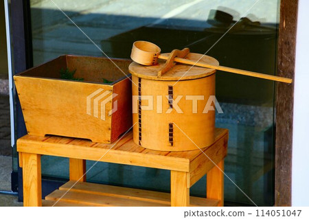 Purification etiquette before a Shinto ritual... Used for chozu (water purification) [ladle, bucket, and chozu-tsubasin] 114051047