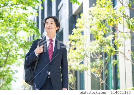 Businessman walking in suits 114051383