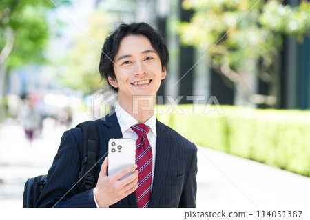 穿著西裝、帶著智慧型手機的商人 114051387