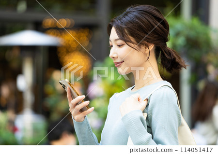 在城市使用智能手機的女人 在城市使用智能手機的女人 114051417