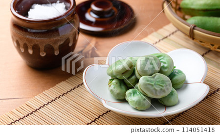 Fava beans in Salt water 114051418