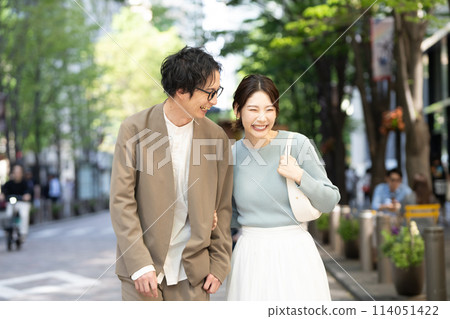 微笑著在城裡散步的年輕夫婦 114051422