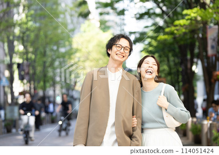 微笑著在城裡散步的年輕夫婦 114051424