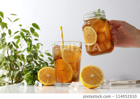Cold tea with fresh oranges and mint leaves 114052810