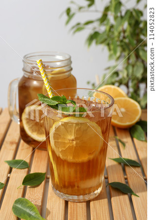 Cold tea with fresh oranges and mint leaves 114052823