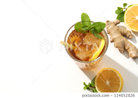 Cold tea with ice, orange slices and mint leaves and ginger 114052826
