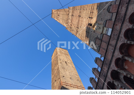 Asinelli and Garisenda, medieval towers of Bologna, pierce the clear sky Asinelli and Garisenda, medieval towers of Bologna, pierce the clear sky 114052901