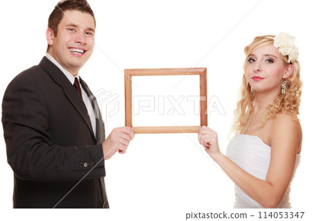 wedding couple with empty frame for photos. 114053347